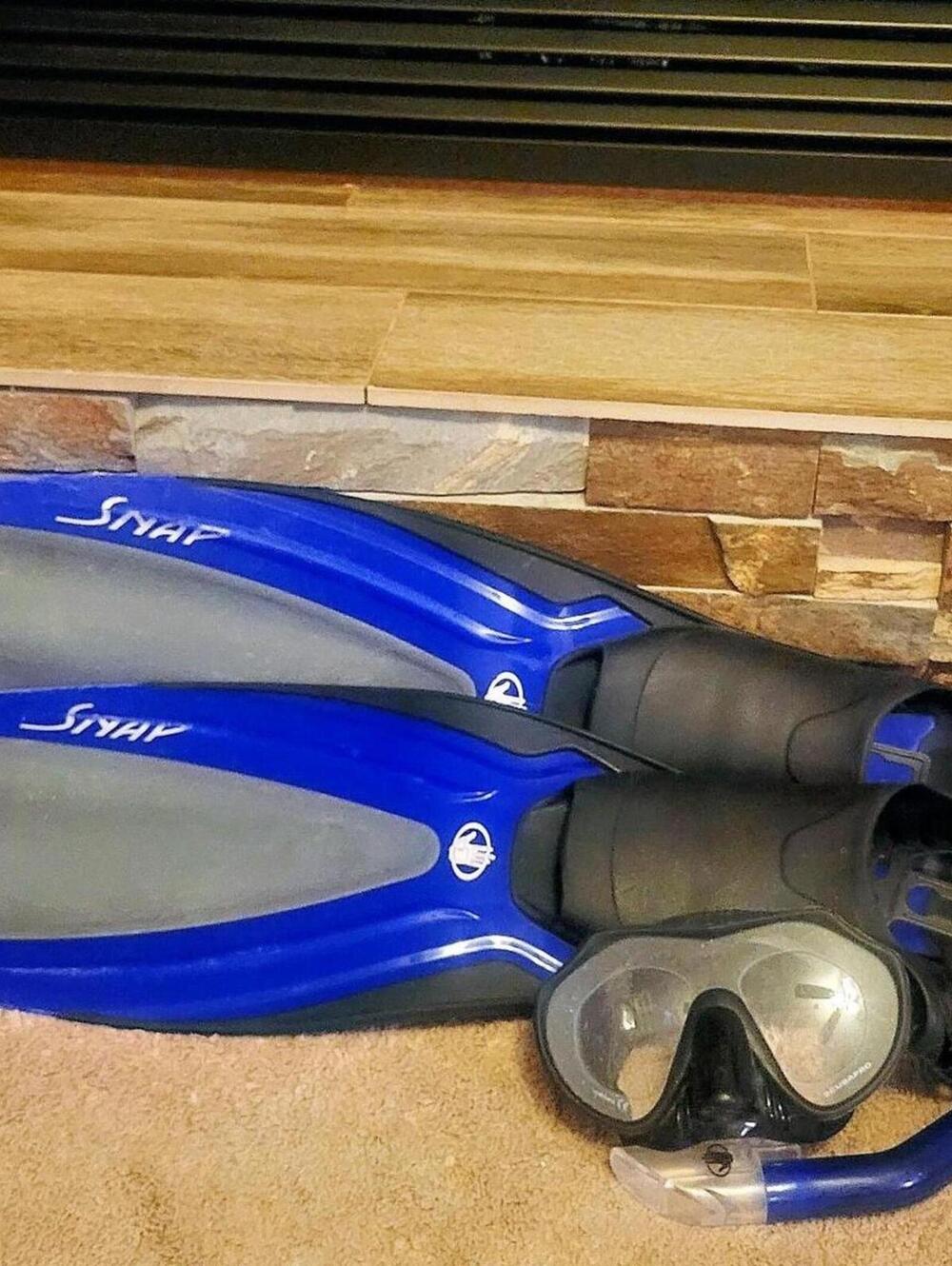 Body Glove Snap Scuba flippers Size 12-13 & mask & nylon bag